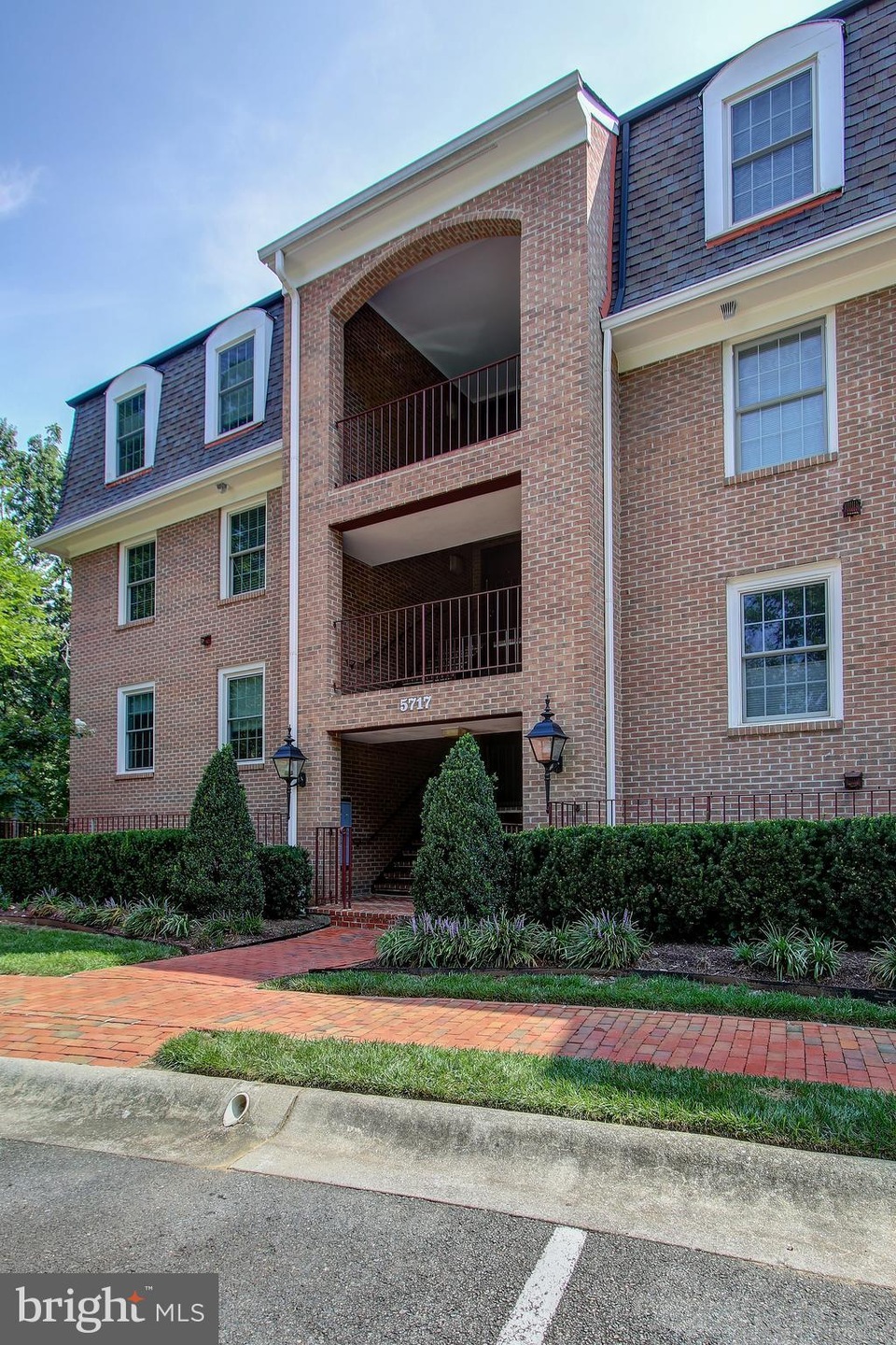 5717 Brewer House Cir unit 101, Rockville, MD 20852 - photo 1