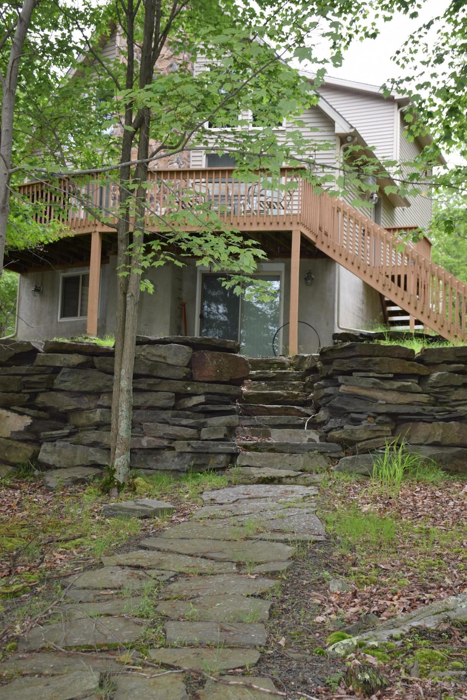 109 Mockingbird Ct, Bushkill, PA 18324 - photo 1