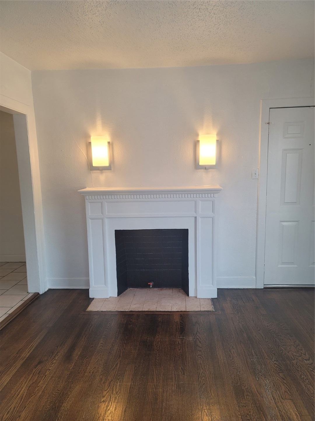 UNIT 4 LIVING ROOM