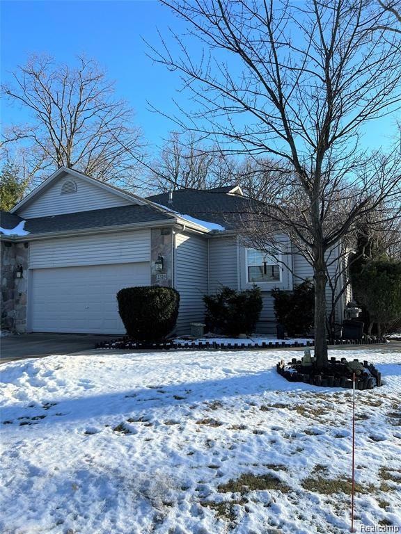 2325 Swans Cove, Fenton, MI 48430 - photo 1