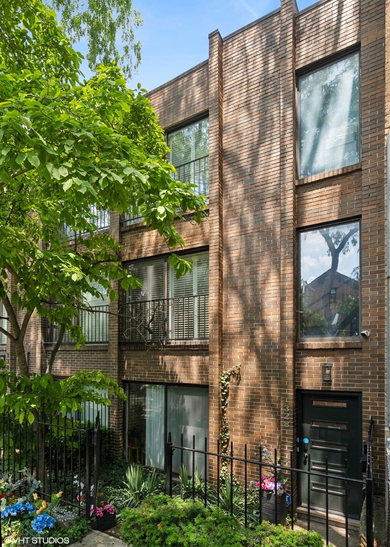 Sold $1,160,000 • Co-Listing Agent