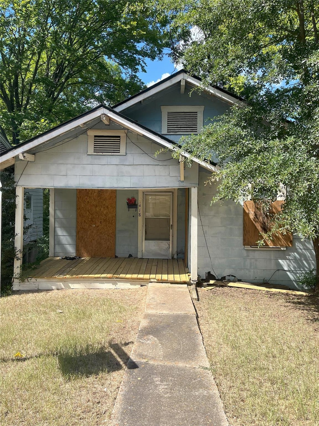 View of front of house with a front yard
