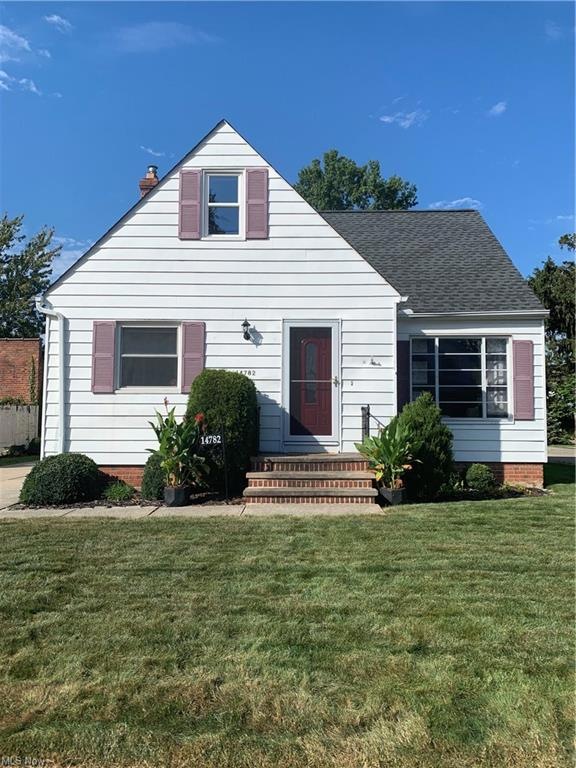 View of front of property featuring a front lawn