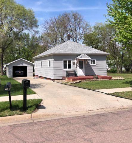 1310 E Ash Ave, Mitchell, SD 57301 - photo 1