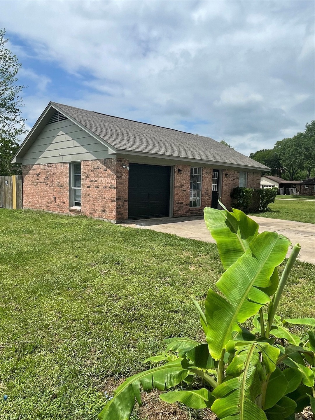 2101 Abingdon Rd, Alvin, TX 77511 - photo 1