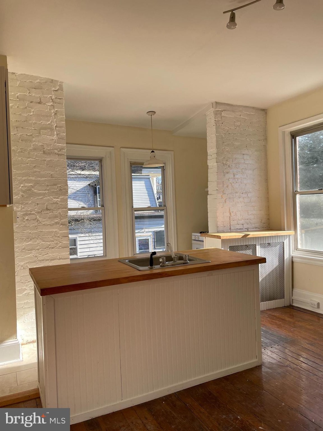 516 W Queen Ln unit 2, Philadelphia, PA 19144 - photo 1