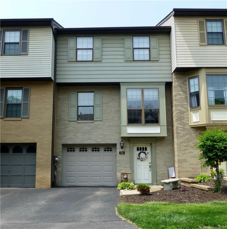 Welcome to 714 Windvue Drive located in the Thornb