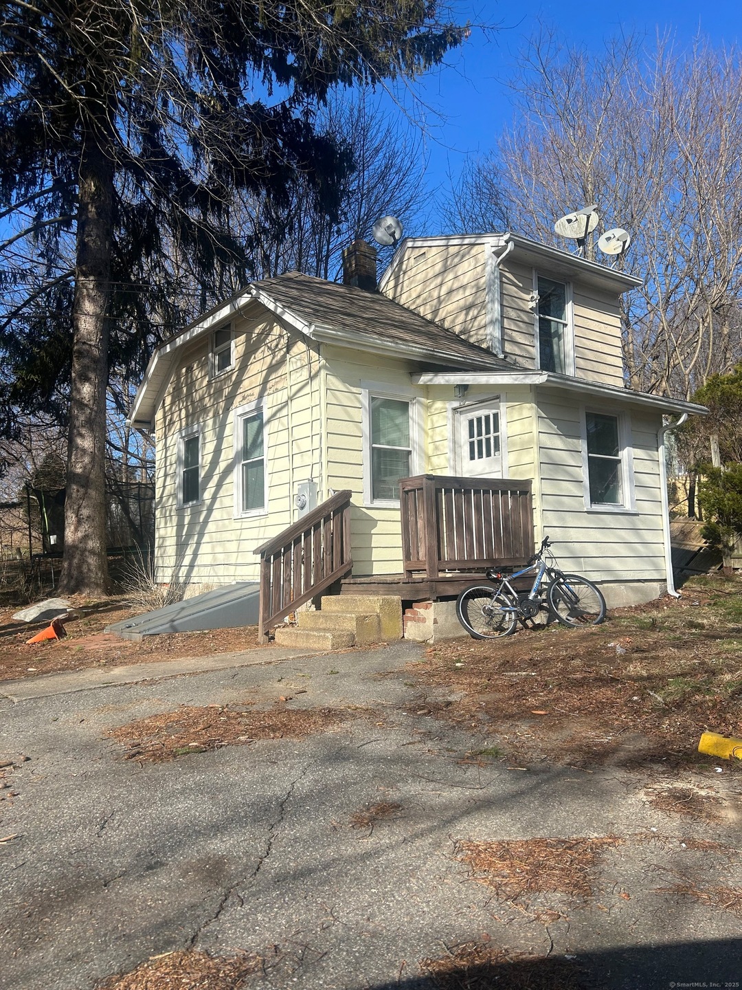 8 Vivian St, Waterford, CT 06385 - photo 1