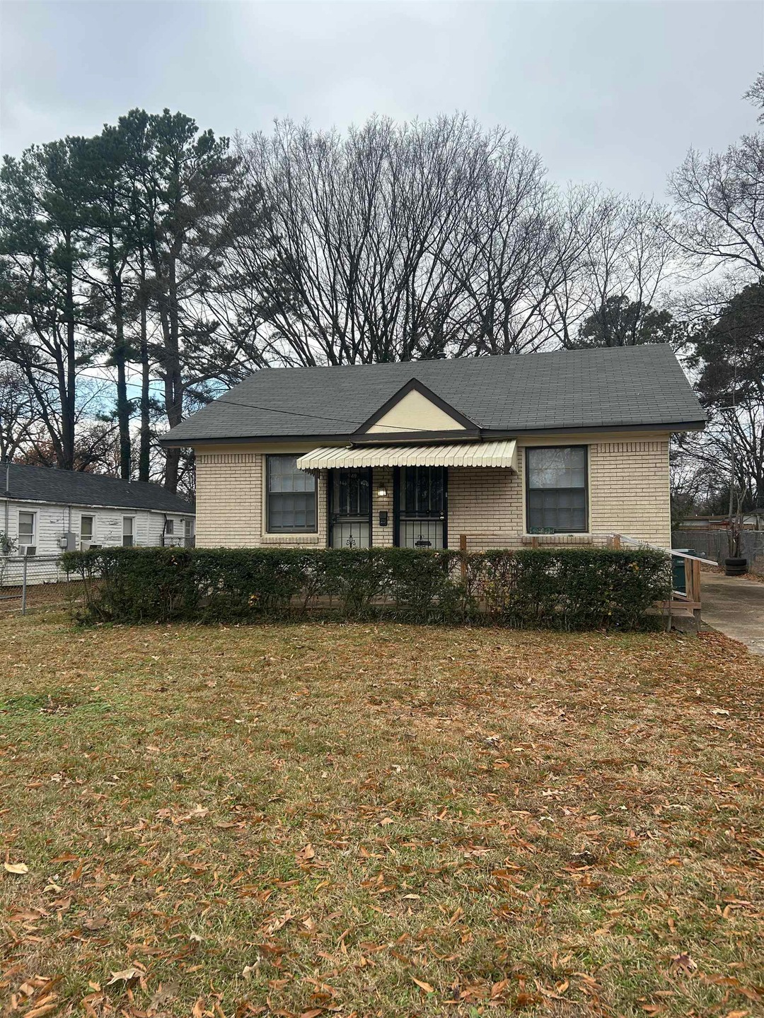 View of front of property featuring a front yard