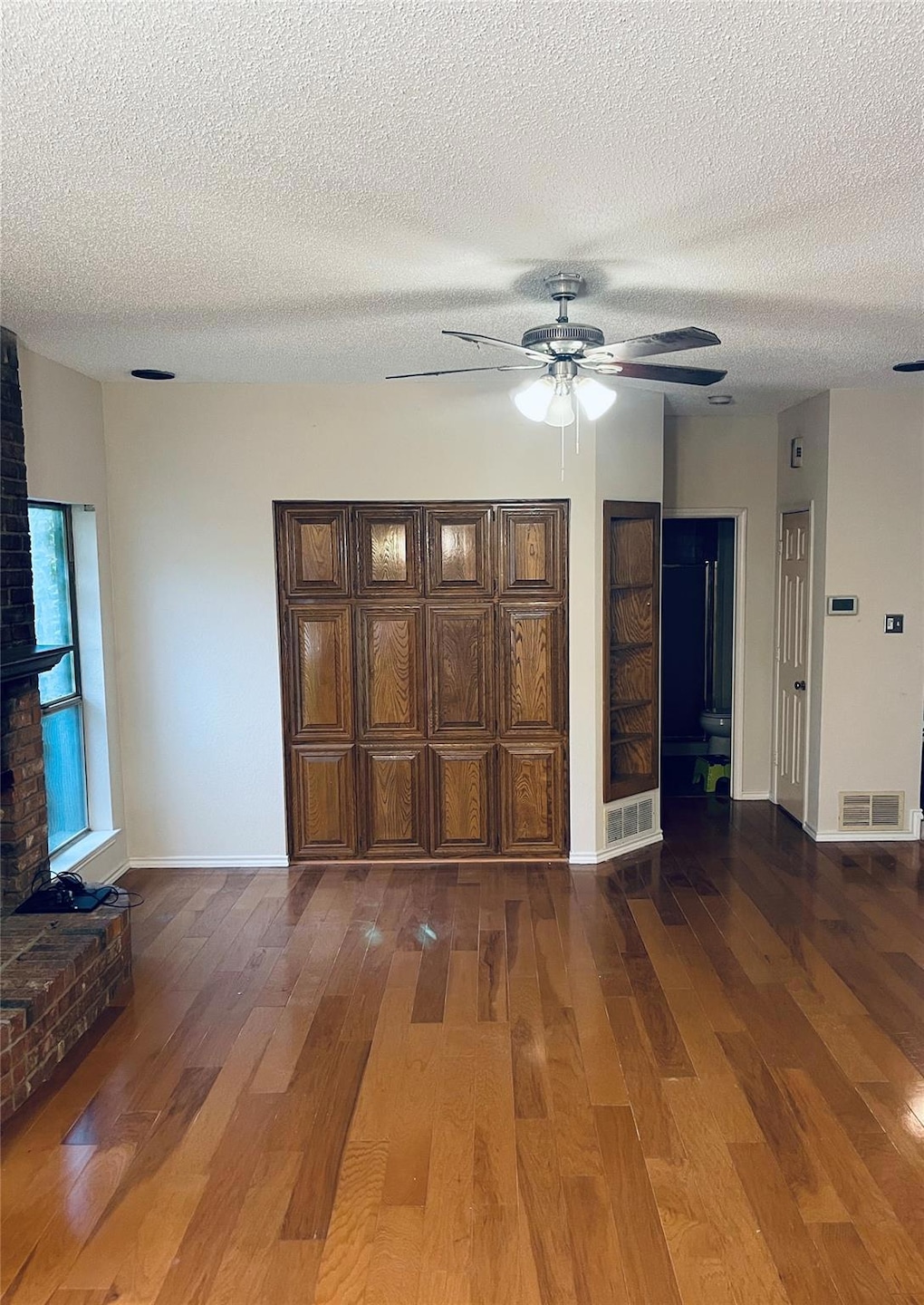 Living room w/ built-ins