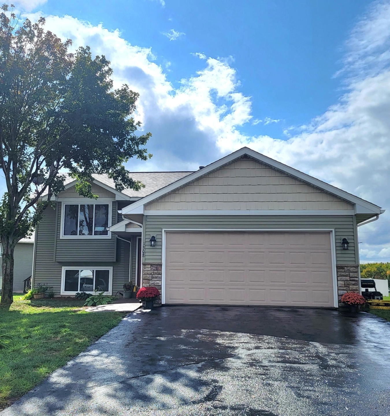 Welcome home to this 2 bedroom/1 bath with a lower level waiting for your personal touch!