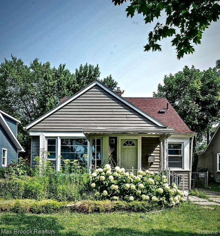 Welcome to 1416 West Blvd - 3 Bedroom Bungalow wit