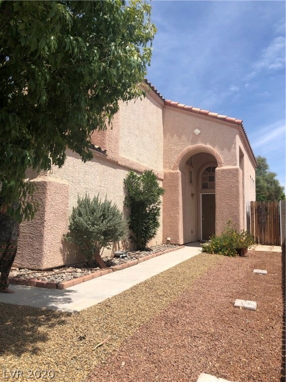 Nice secluded front entry. Front yard had new dese