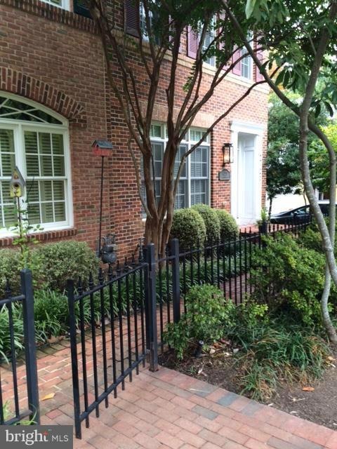 4720 Chestnut St, Bethesda, MD 20814 - photo 1