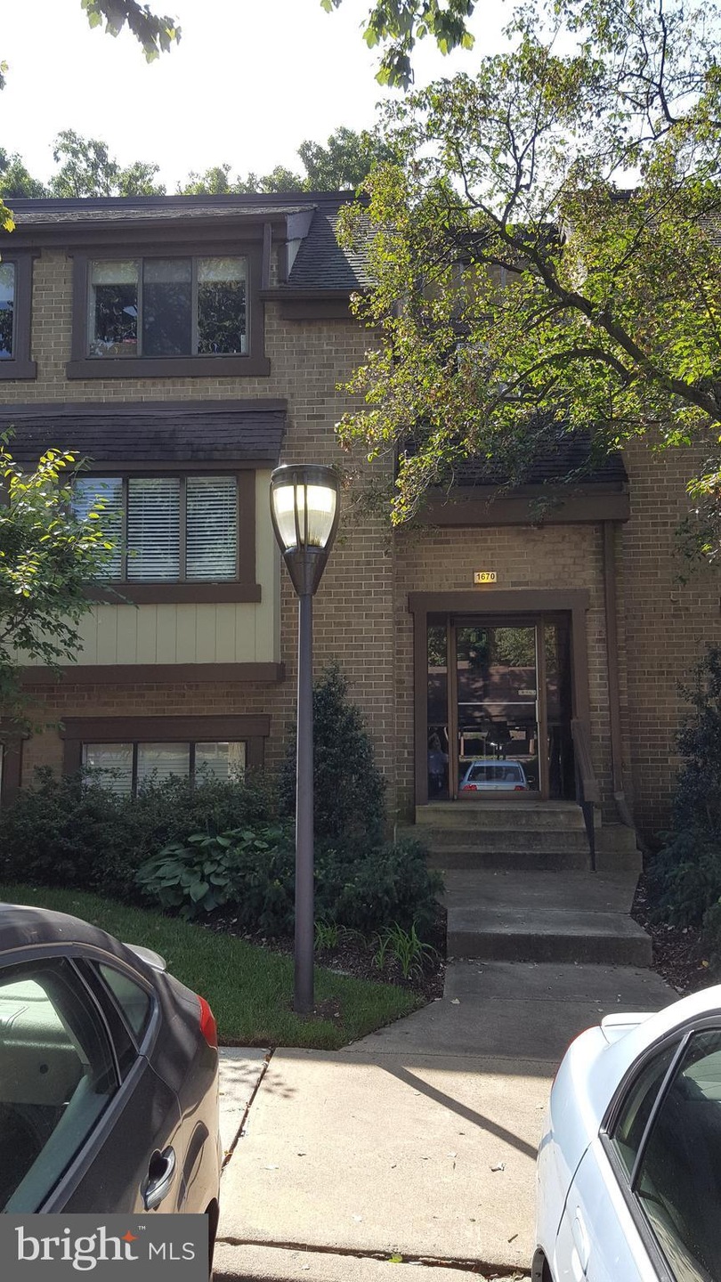 1670 Parkcrest Cir unit 100, Reston, VA 20190 - photo 1