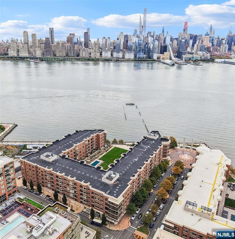 Pending $1,138,000 • Co-Listing Agent