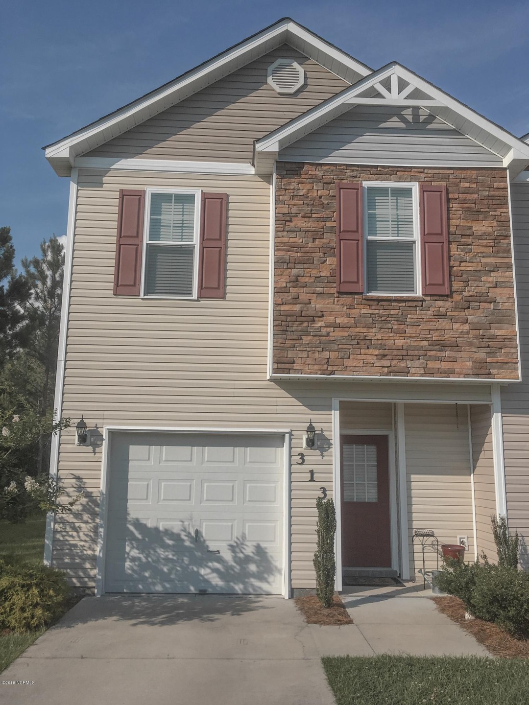 3 bed 2.5 bath duplex