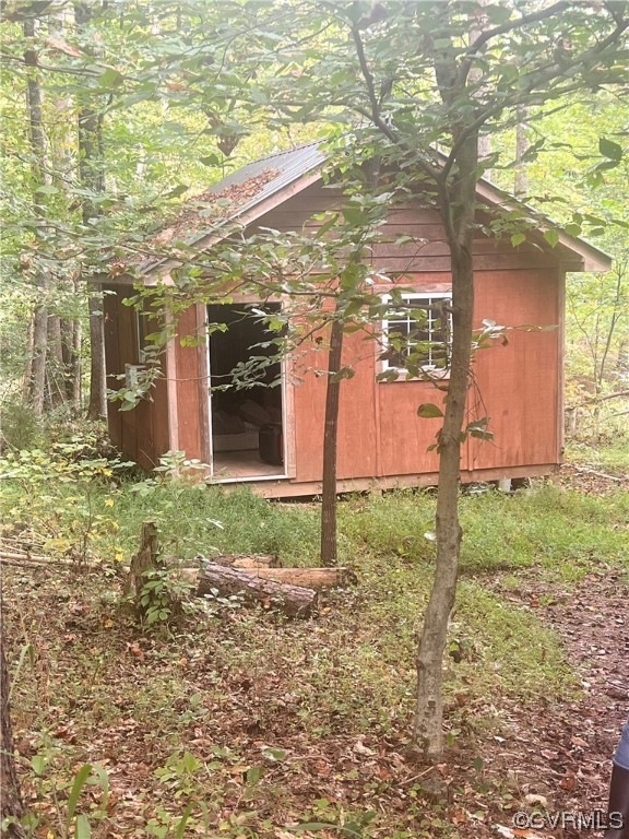 View of yard with an outdoor structure