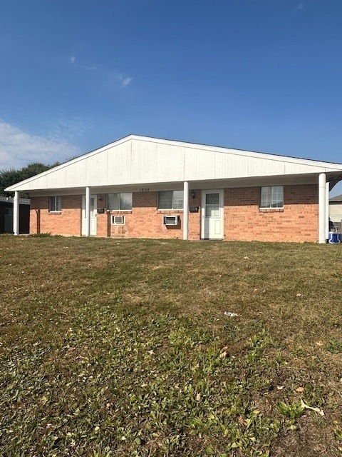 1508 Woods Ave, Normal, IL 61761 - photo 1