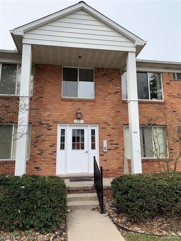 Entrance to Maple Manor Apartments