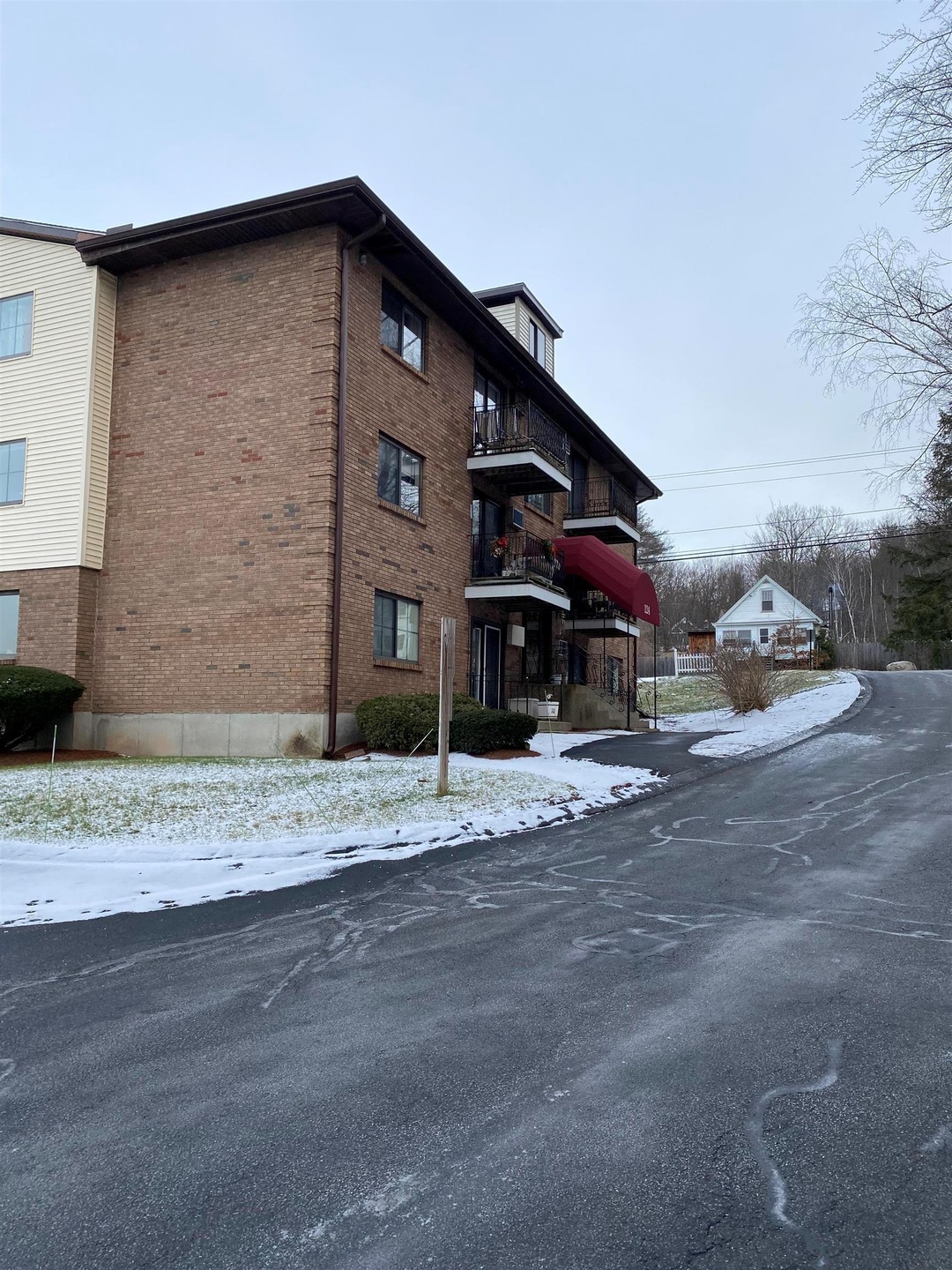 124 Mammoth Rd unit 216, Hooksett, NH 03106 - photo 1