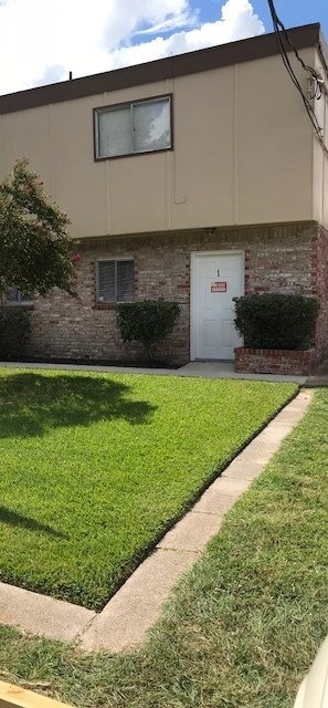 Sweet corner unit of this 9 unit complex.