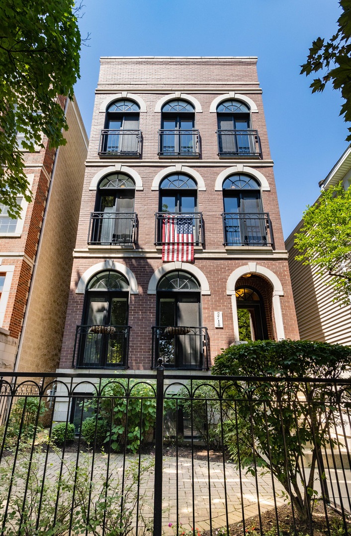 2718 N Wayne Ave unit 2, Chicago, IL 60614 - photo 1