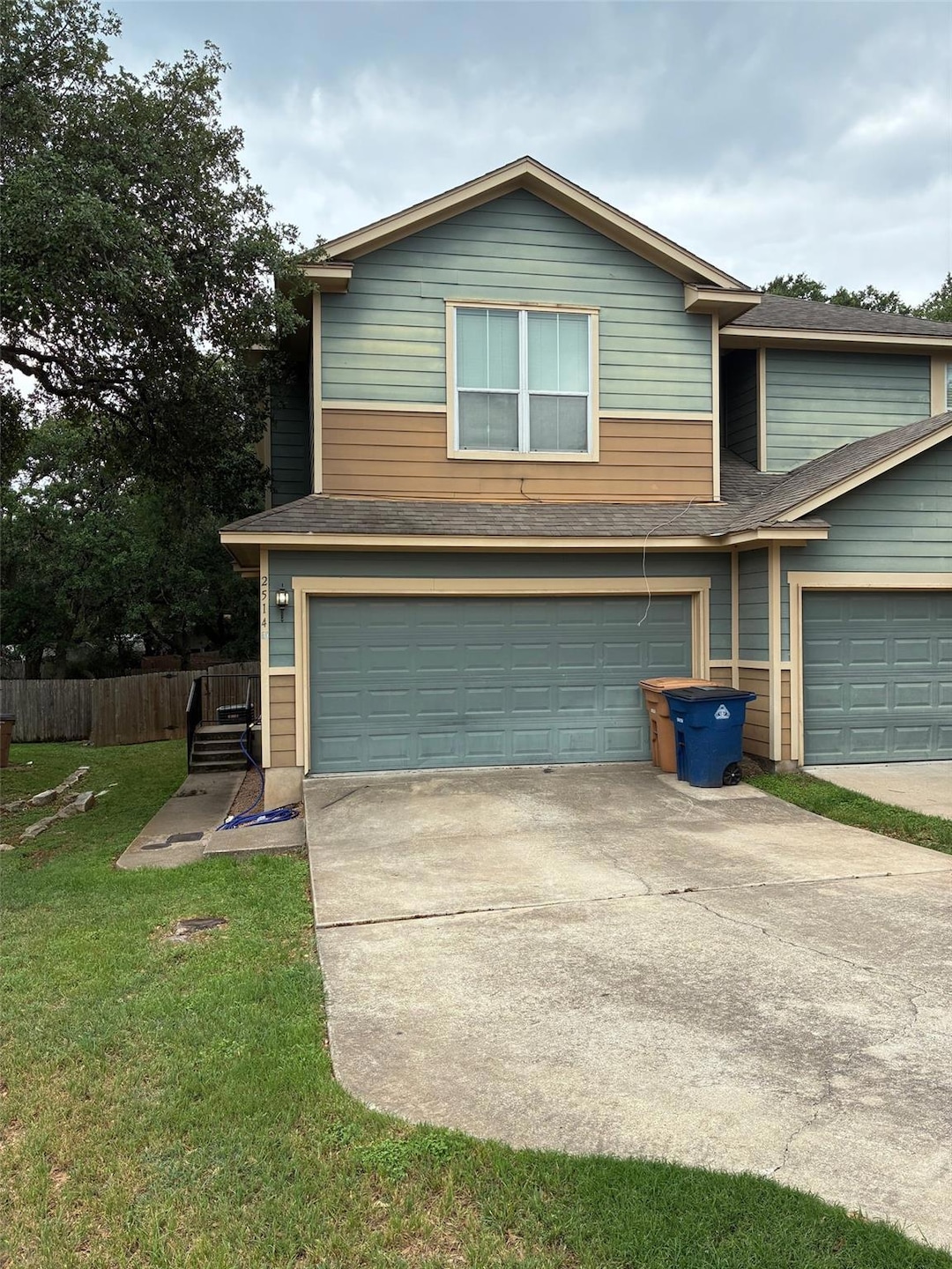 View of front of home featuring a front lawn, a g