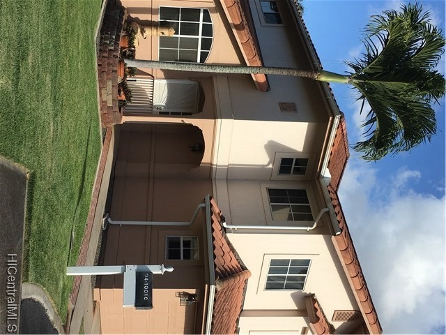 Gorgeous Bermuda Model in the Tropics at Waikele