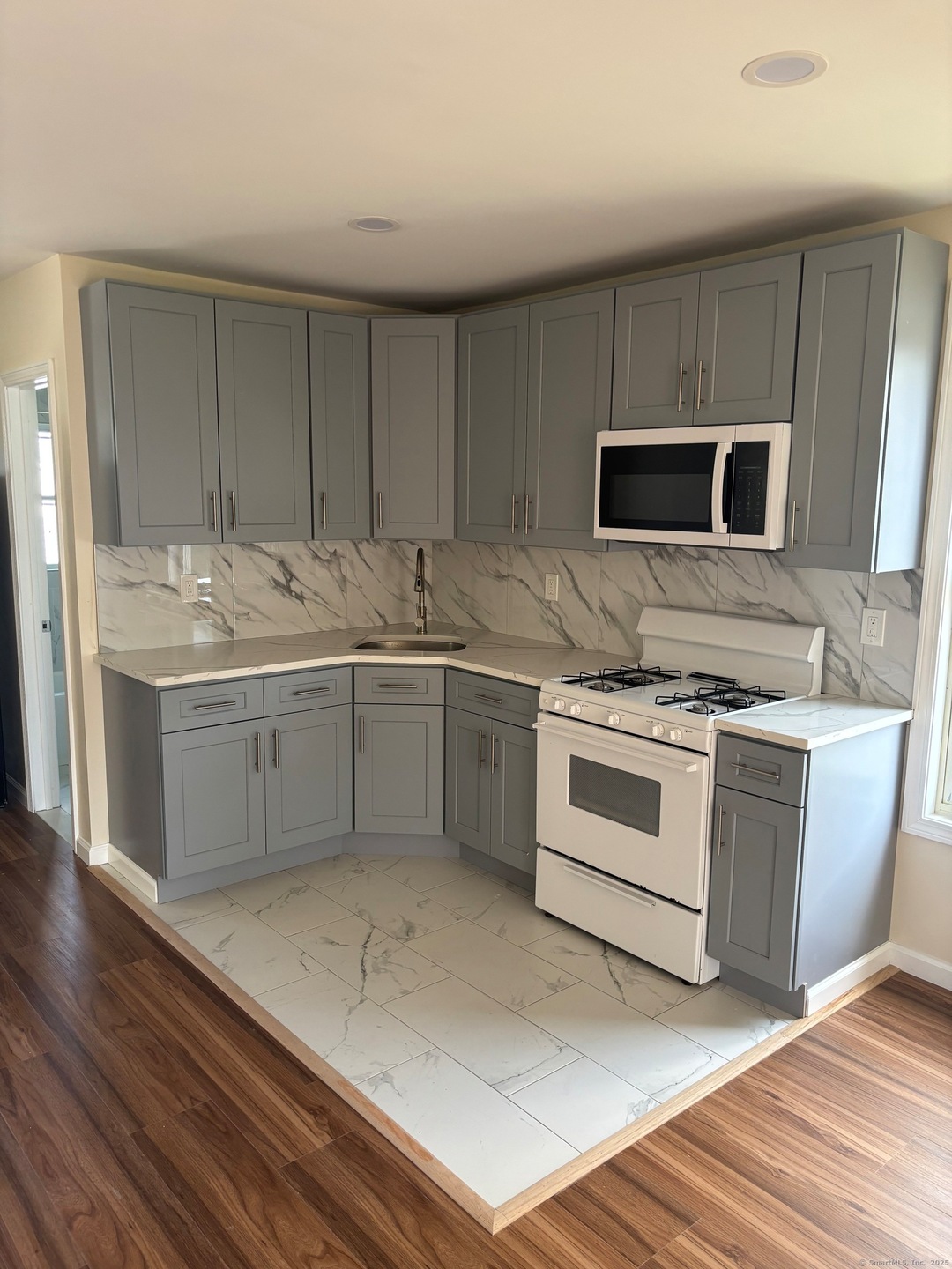 219 Newfield Ave unit 221, Bridgeport, CT 06607 - photo 1