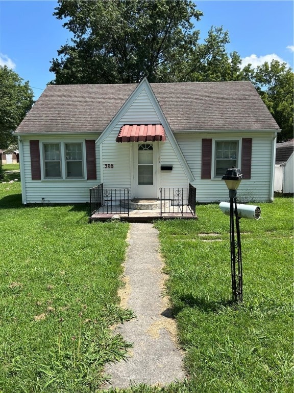 308 S Maple St, Newton, IL 62448 - photo 1