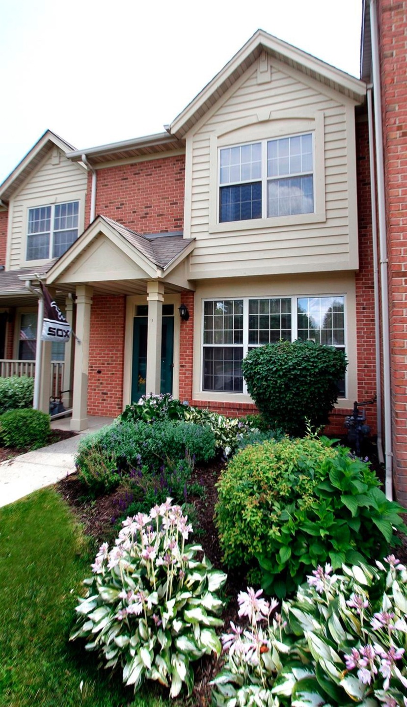 8815 Park Place Dr, Highland, IN 46322 - photo 1