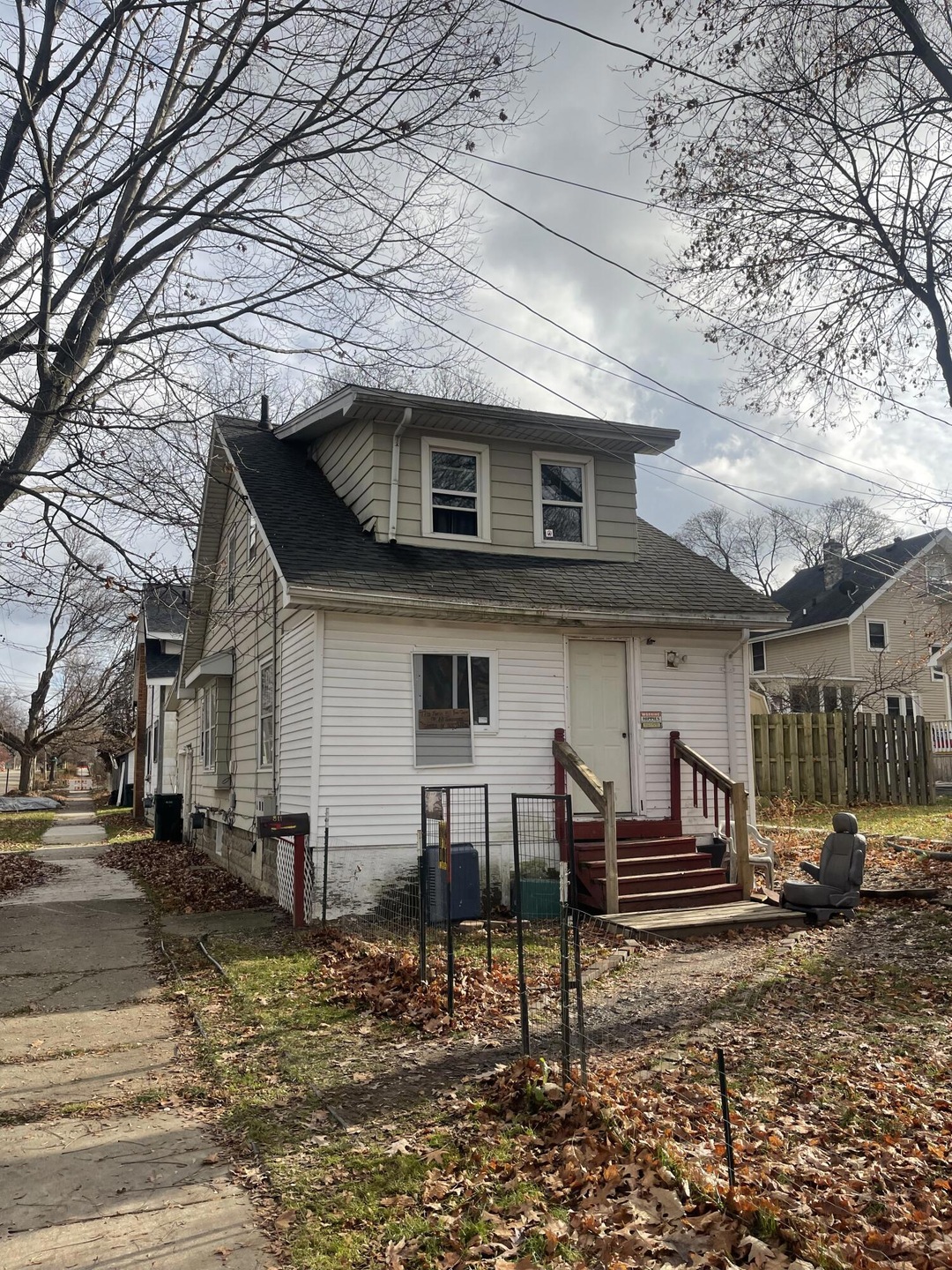811 Lapeer