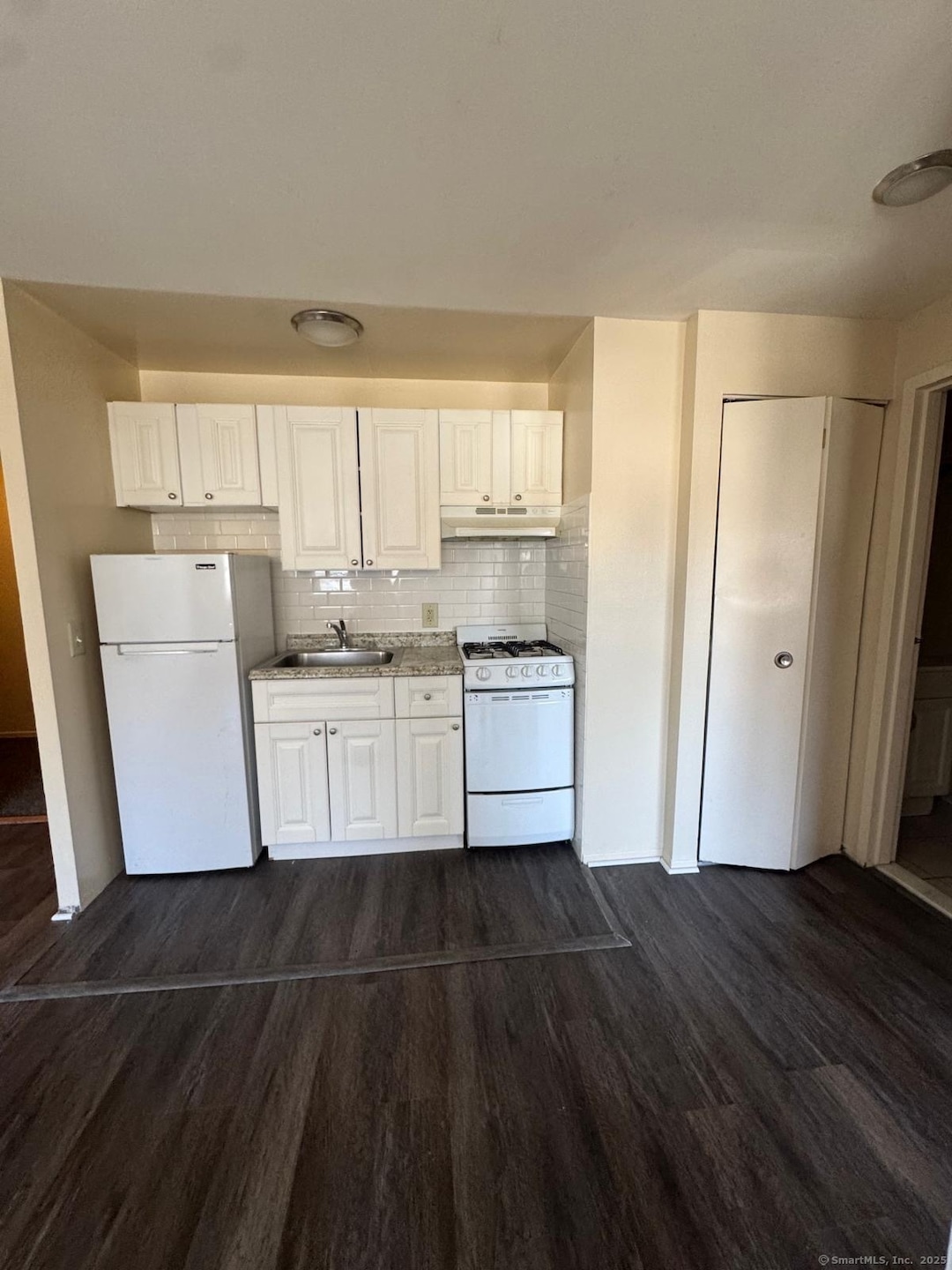 125 Granfield Ave unit 1B, Bridge Port, CT 06610 - photo 1