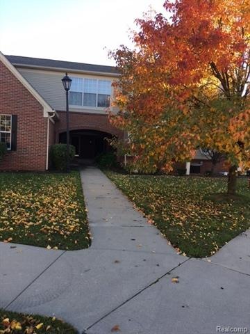 Beautiful entrance to 43204 Pendleton