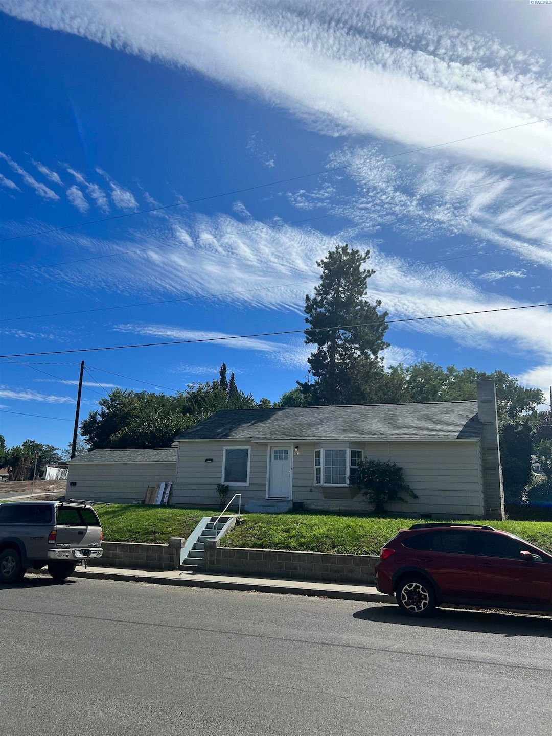 121 E Edison Ave, Sunnyside, WA 98944 MLS 271074