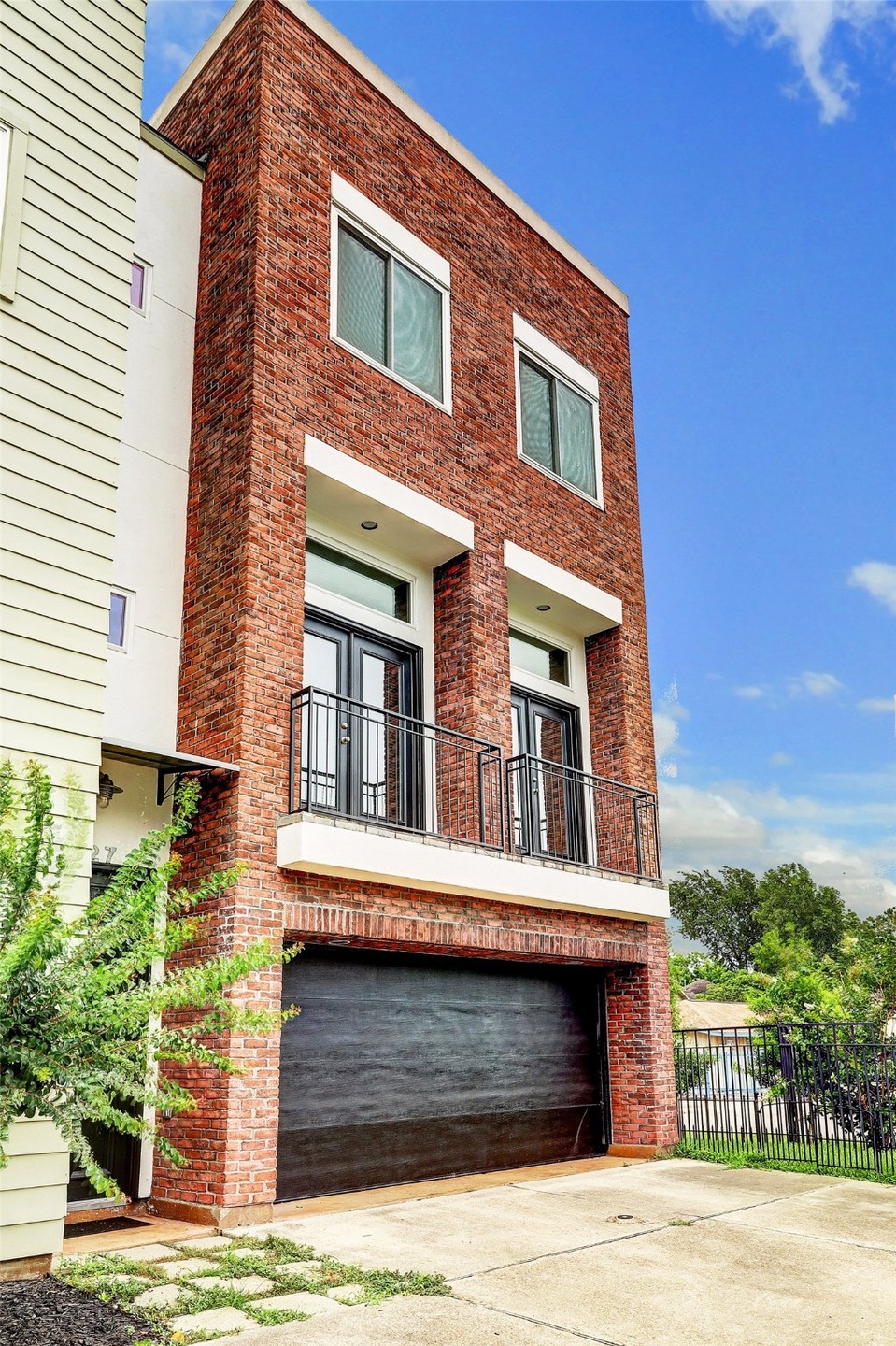 327 E 20th St, Houston, TX 77008 - photo 1