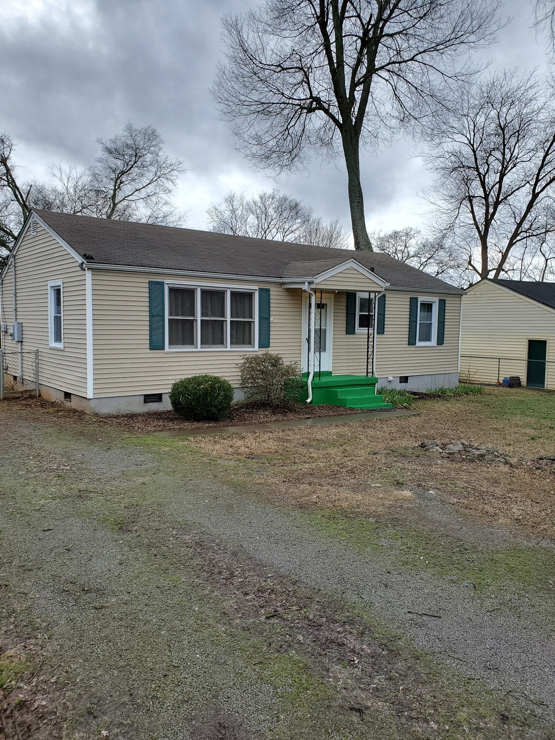 Welcome Home to 114 Kings Road.  Convenient Location to Nissan, Nashville, Schools and I-24. 