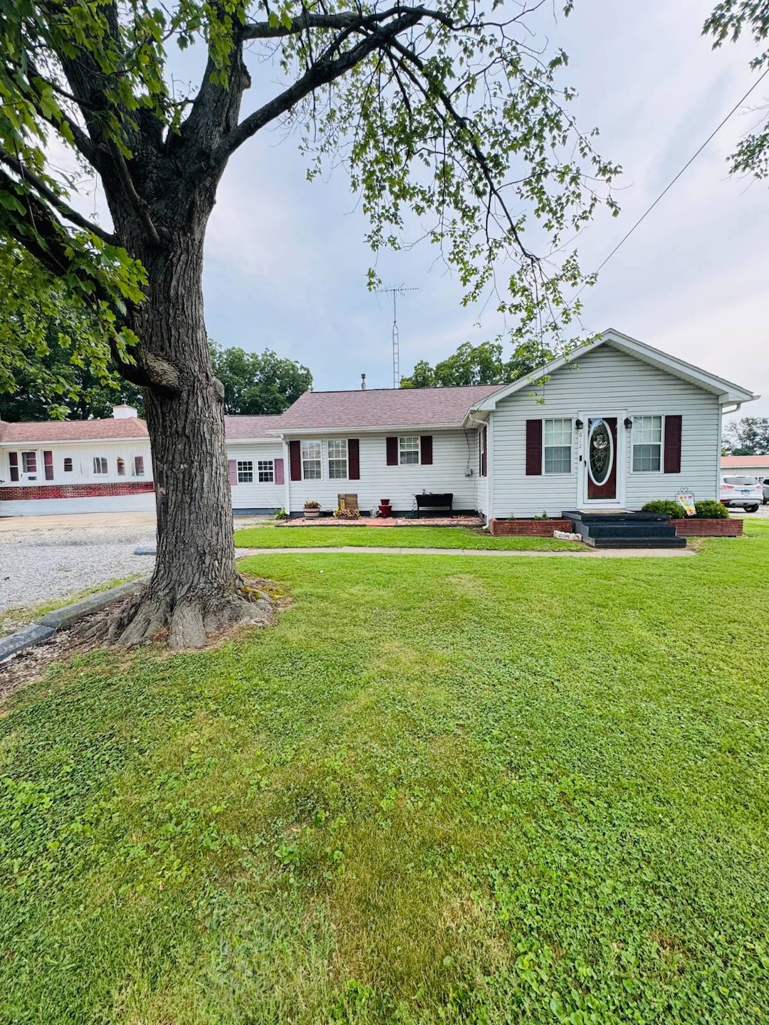 812 Stewart St, Carmi, IL 62821 - photo 1