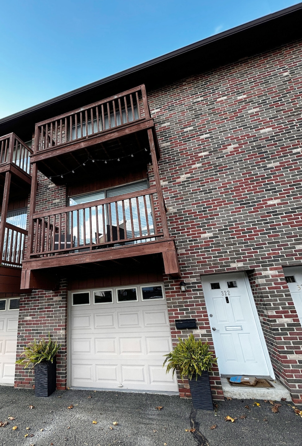 322 Knapps Hwy, Fairfield, CT 06825 - photo 1