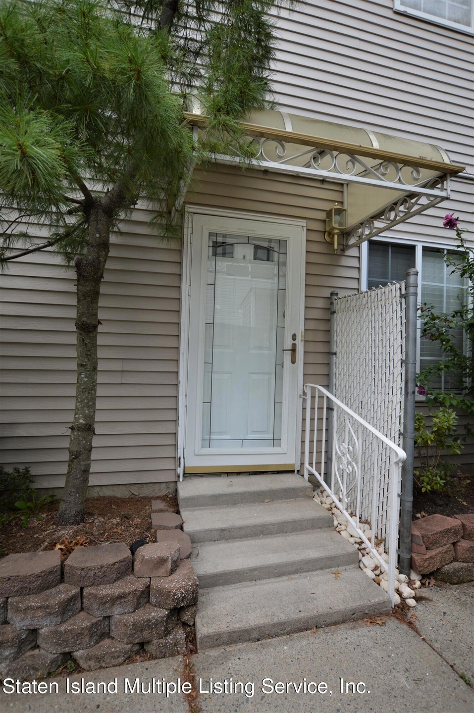 77 Robin Ct unit Side Apt, Staten Island, NY 10309 - photo 1