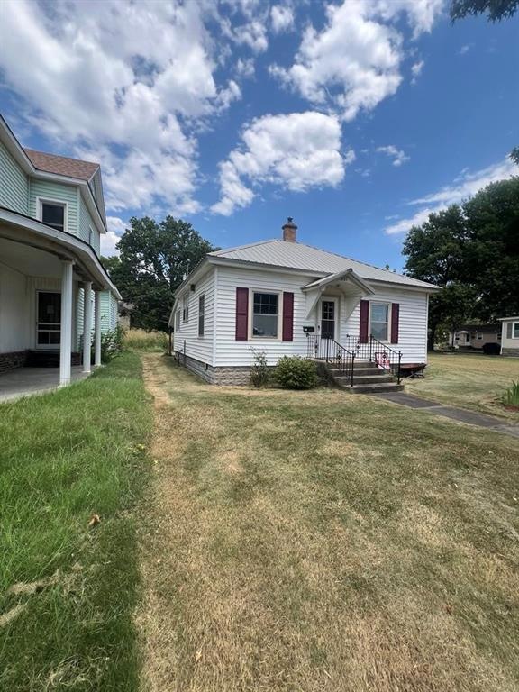 321 W Maple St, Columbus, KS 66725 - photo 1