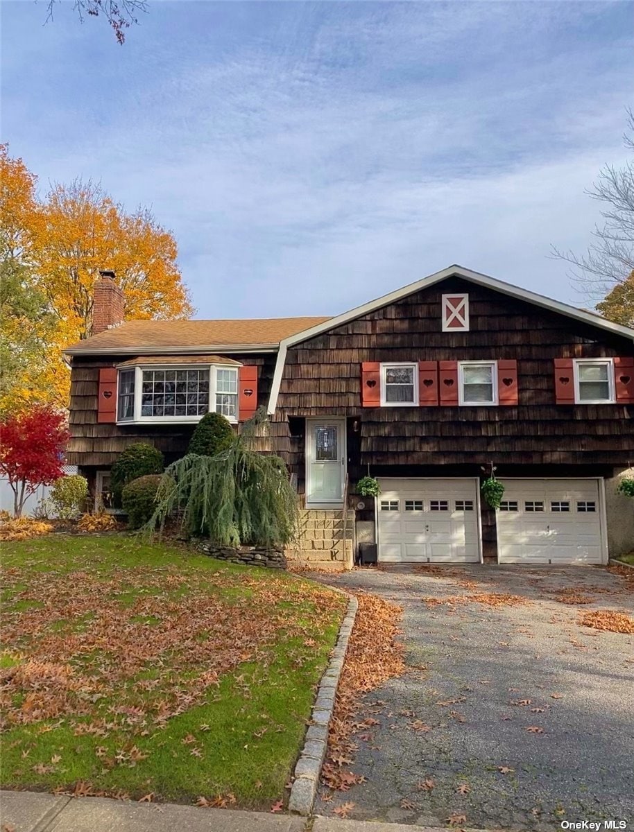 18 Eileen Ct, ComMacK, NY 11725 - photo 1