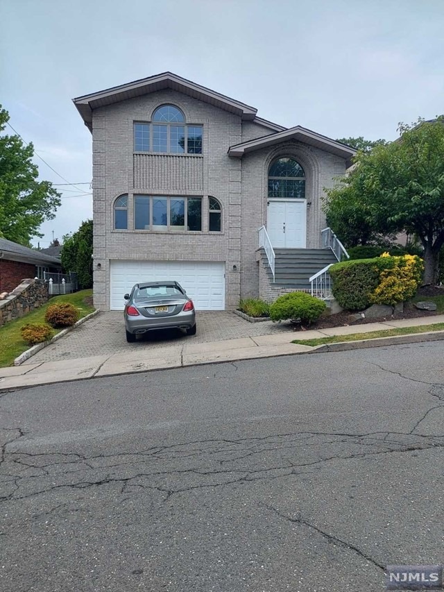 Sold $1,320,000 • Co-Listing Agent