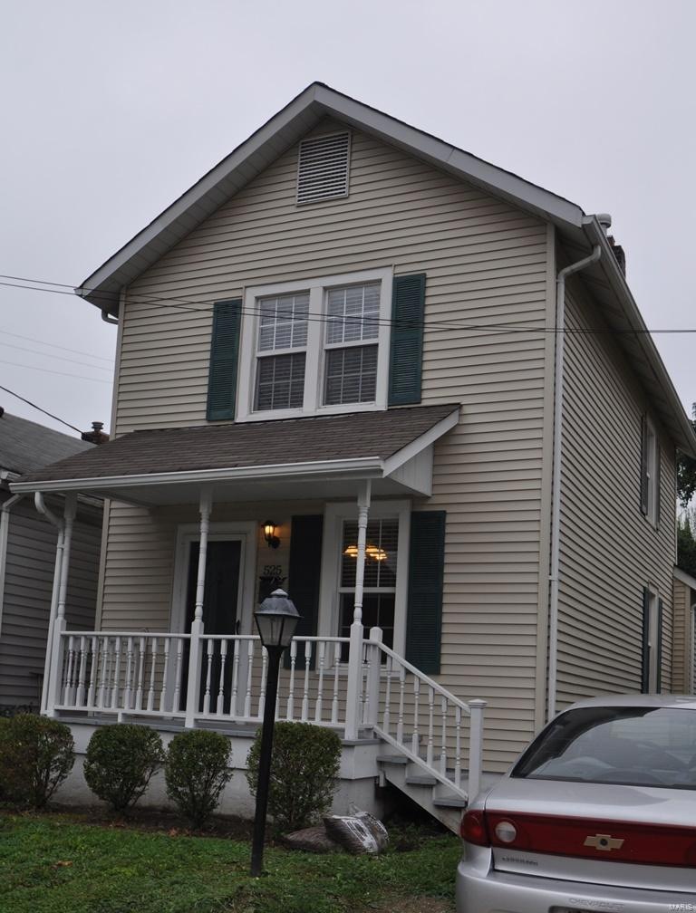 Charming front elevation with old fashion wood por