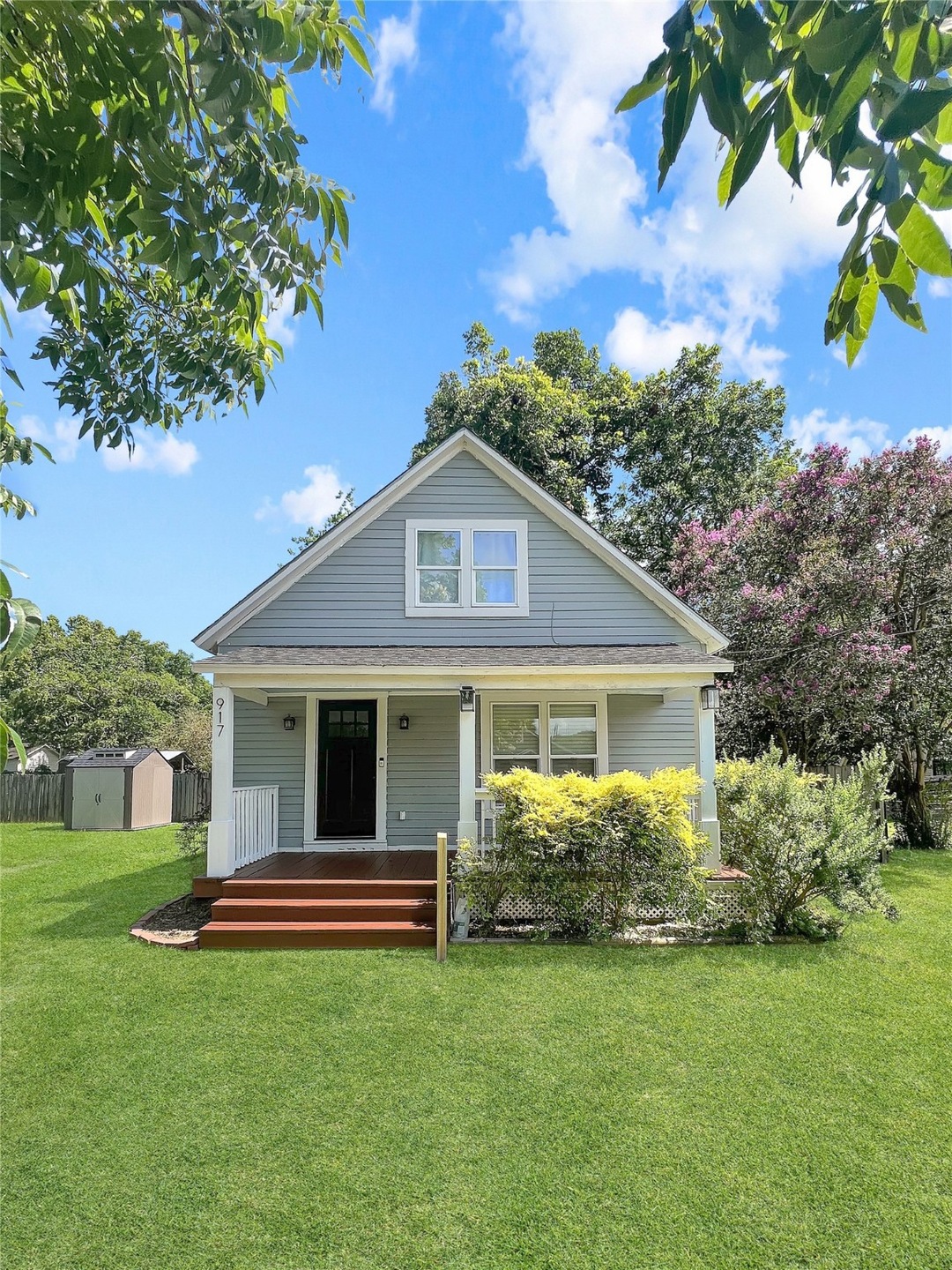 917 W Lang St, Alvin, TX 77511 - photo 1