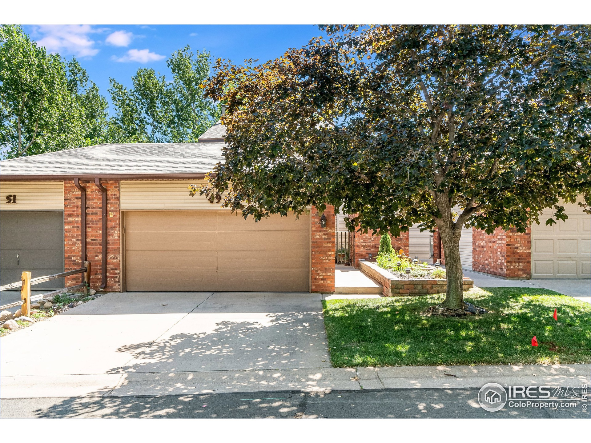 Great Townhome style condo in Country Club Maples