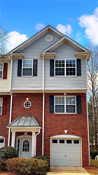 FANTASTIC END UNIT OFFERS 3 SPACIOUS BEDROOMS & 3.
