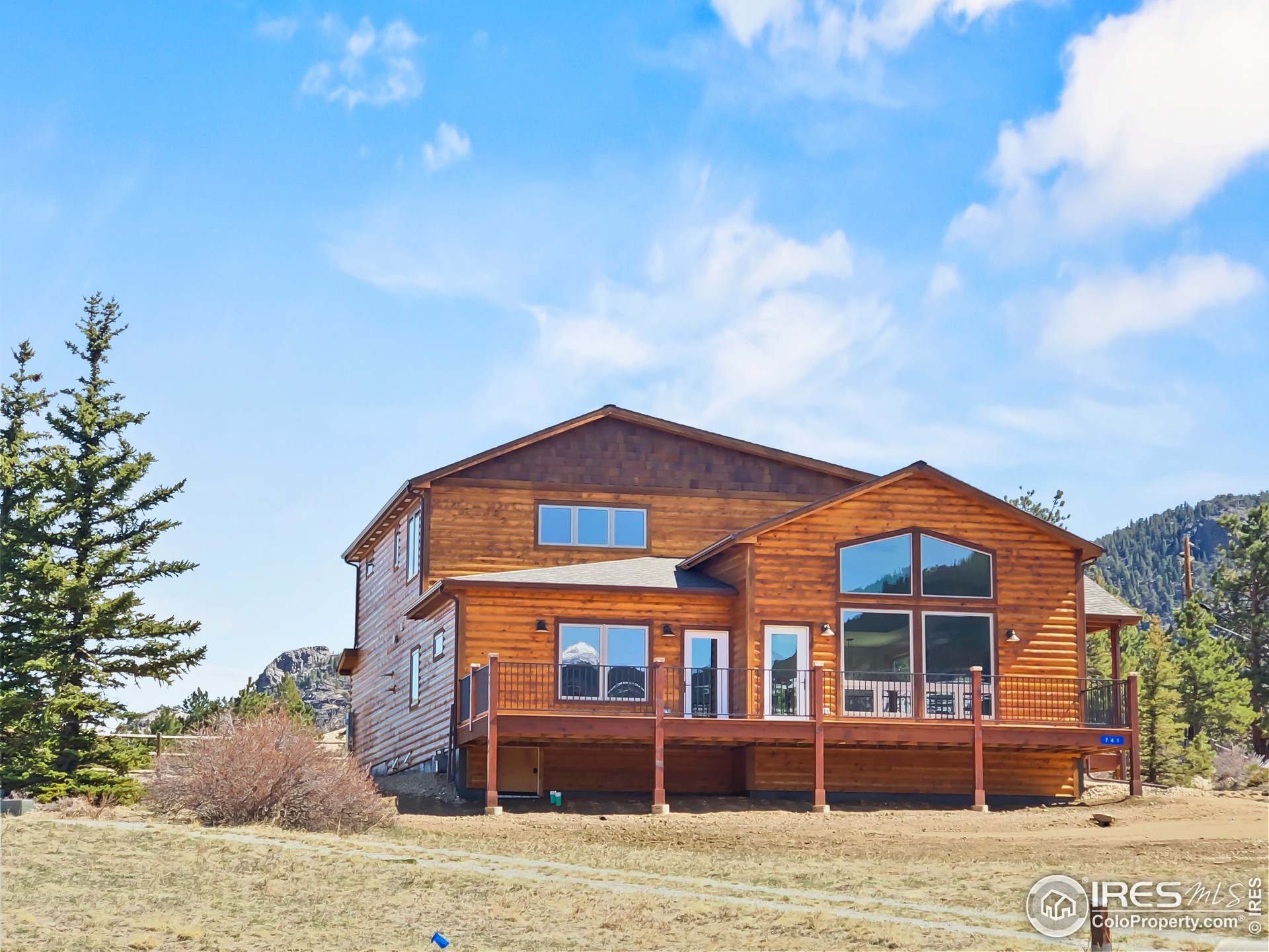 Huge deck with southerly views to Longs, Meeker and Twins