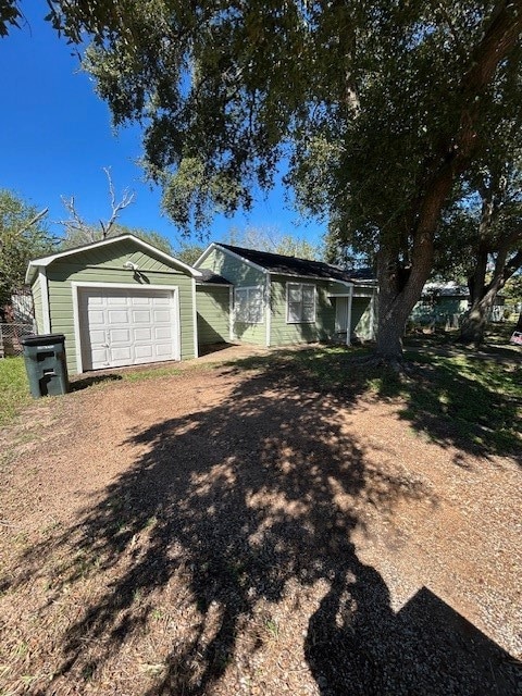 1304 Yupon St, El Campo, TX 77437 - photo 1